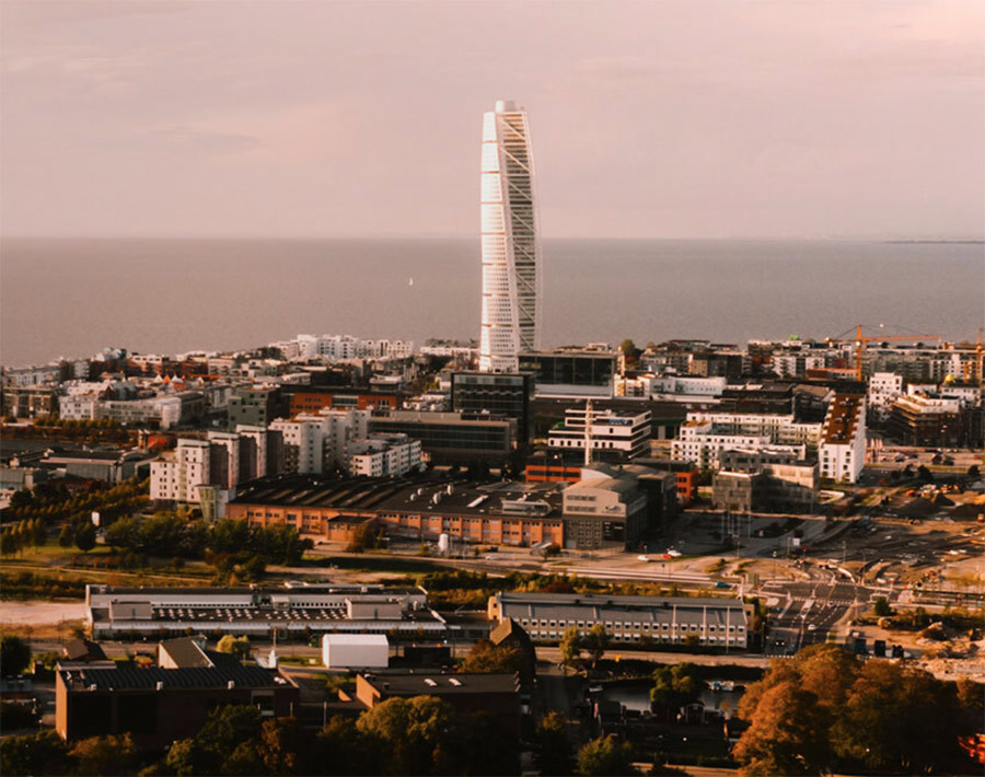 Vy över Västra Hamnen i Malmö med Öresund i bakgrunden